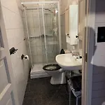 Very Centrally Located With Free Parking Apartament *