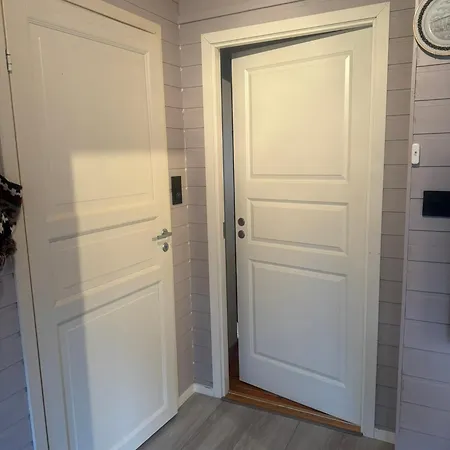 Very Centrally Located With Free Parking Apartman