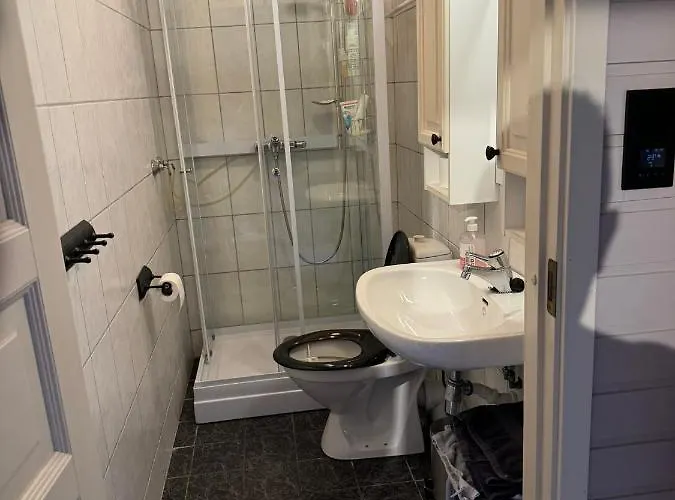 Very Centrally Located With Free Parking Lägenhet *